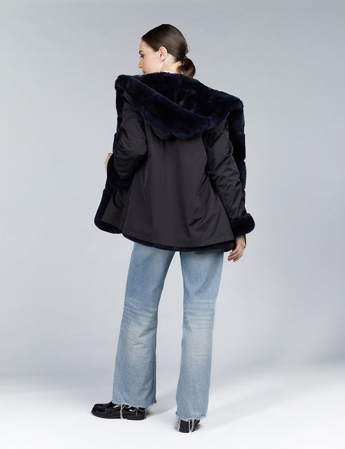 Giacca corta in rex reversibile con cappuccio blu scuro 70cm