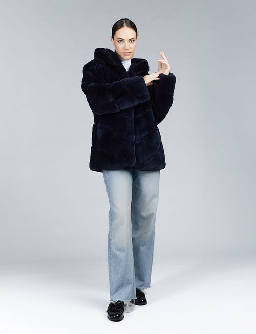 Giacca corta in rex reversibile con cappuccio blu scuro 70cm