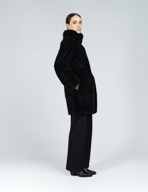 Cappotto in rex reversibile con collo alto nero 85 cm