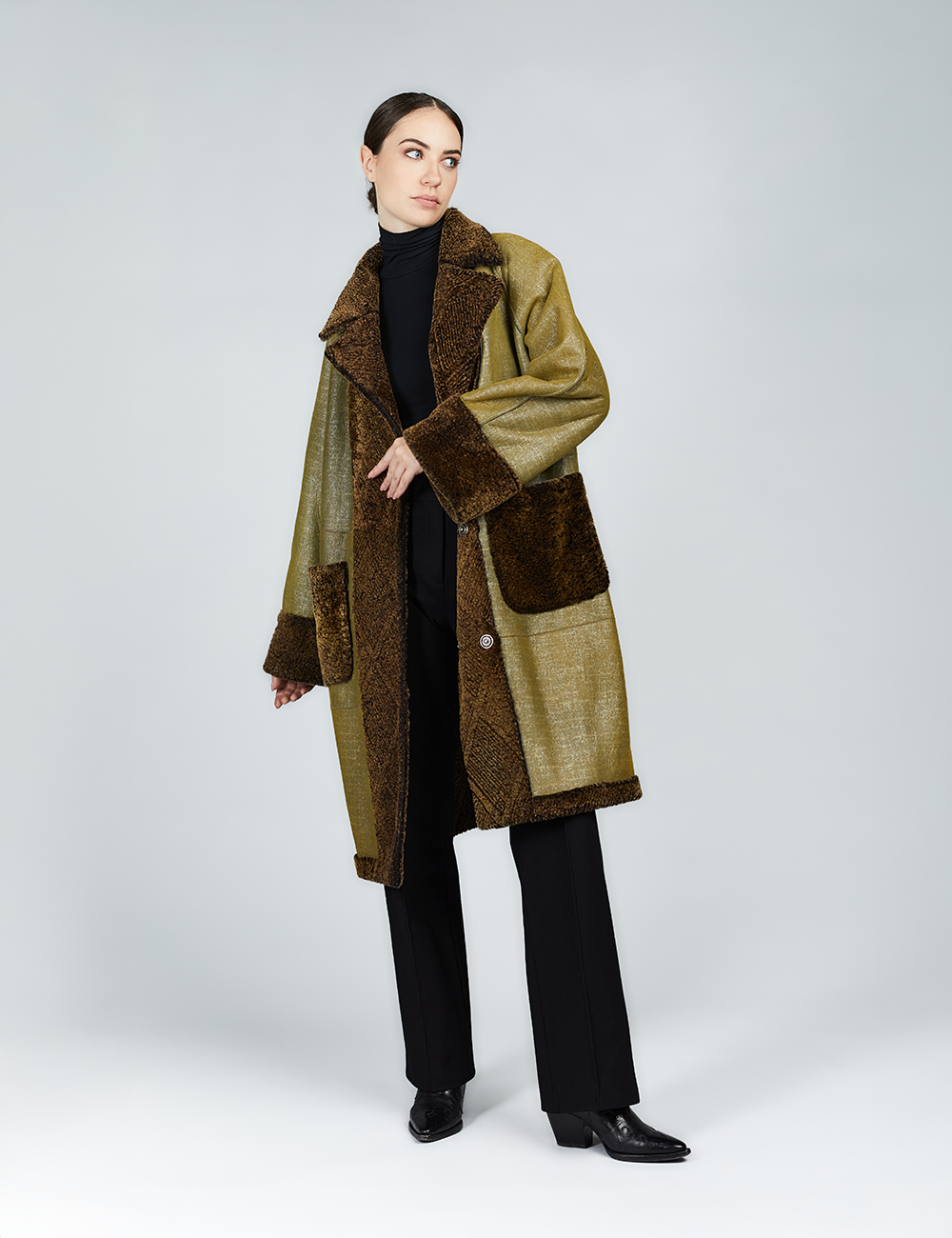 Manteau en peau de mouton avec col anglais et poches appliquées vertes de 100 cm