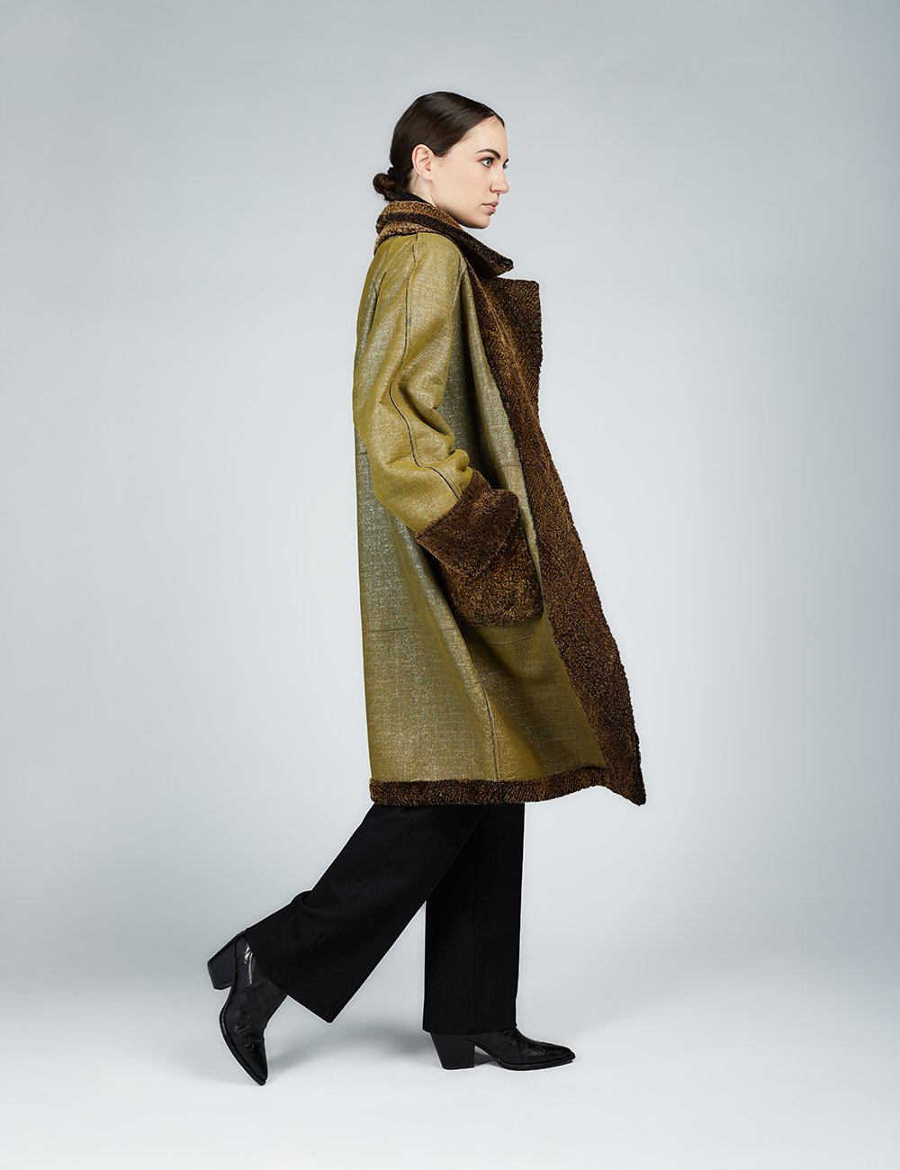 Manteau en peau de mouton avec col anglais et poches appliquées vertes de 100 cm