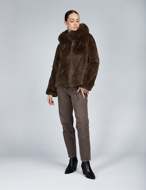 Giacca corta in rex reversibile con cappuccio in volpe marrone 60cm