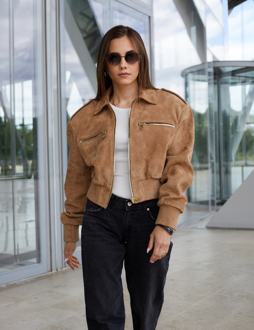 Bomber crop di camoscio con elastico e zip cammello 45 cm