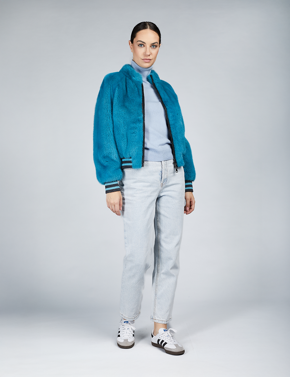 Bomber en vison en cuir entier avec des détails en laine et une fermeture éclair bleue de 50cm.