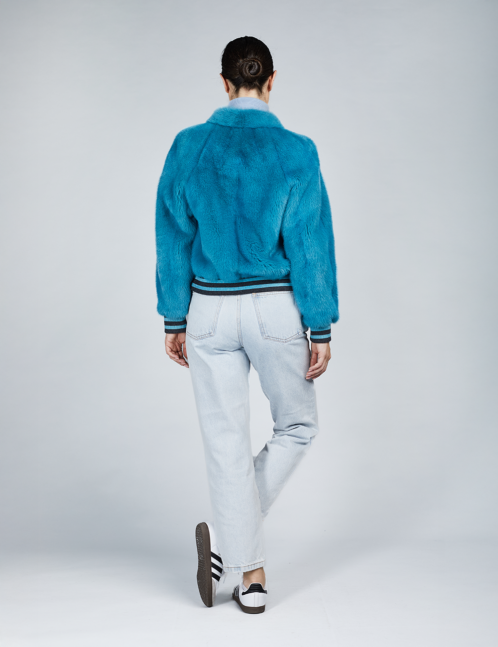 Bomber in visone pelle intera con dettagli in lana e zip azzurro 50cm