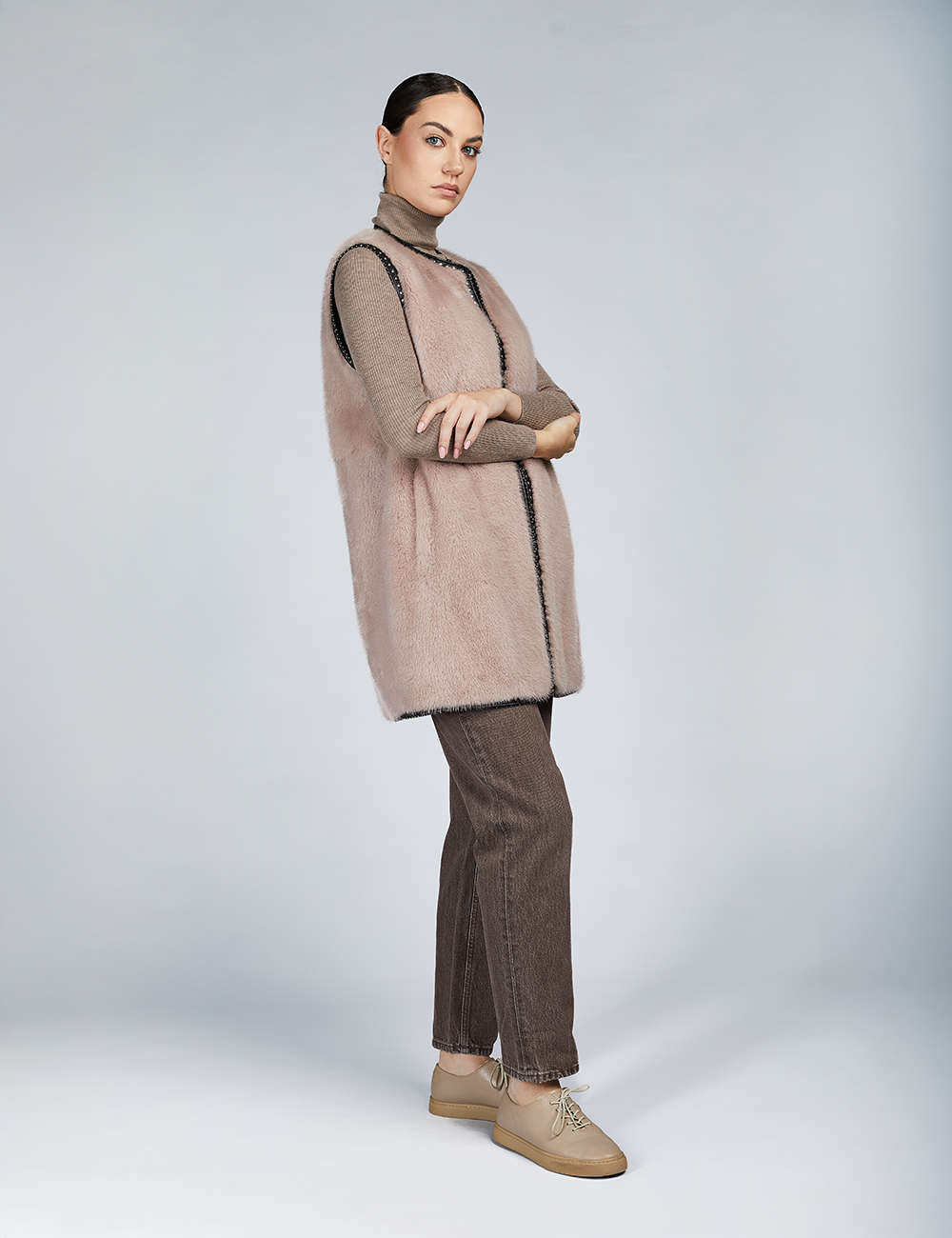 Gilet corto in visone senza collo con dettagli in pelle rosa 80cm