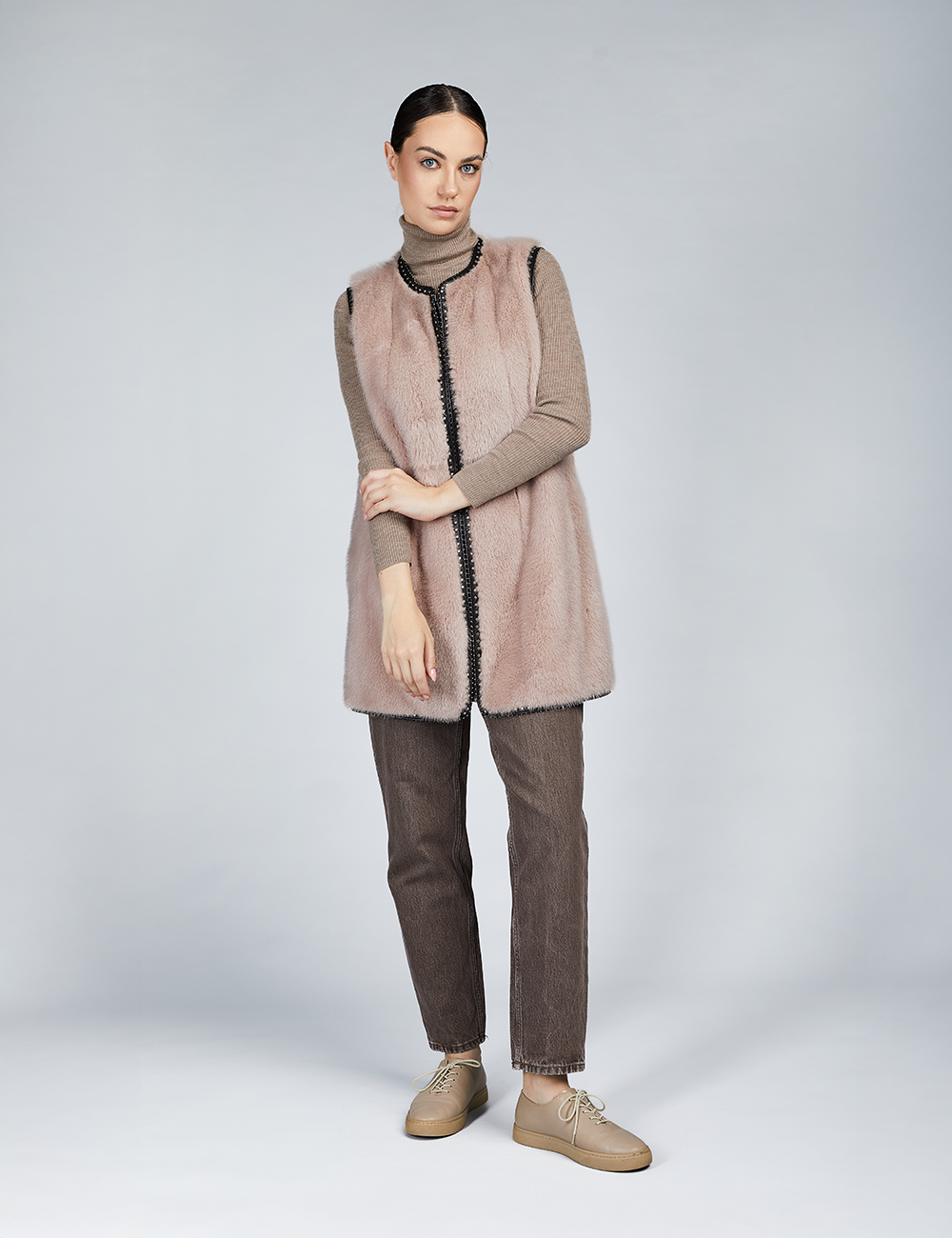 Gilet corto in visone senza collo con dettagli in pelle rosa 80cm