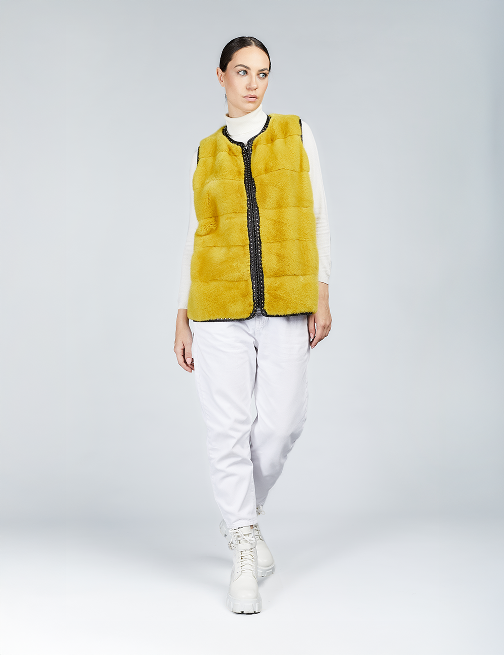 Gilet court en vison sans col avec des détails en cuir jaune de 65cm.