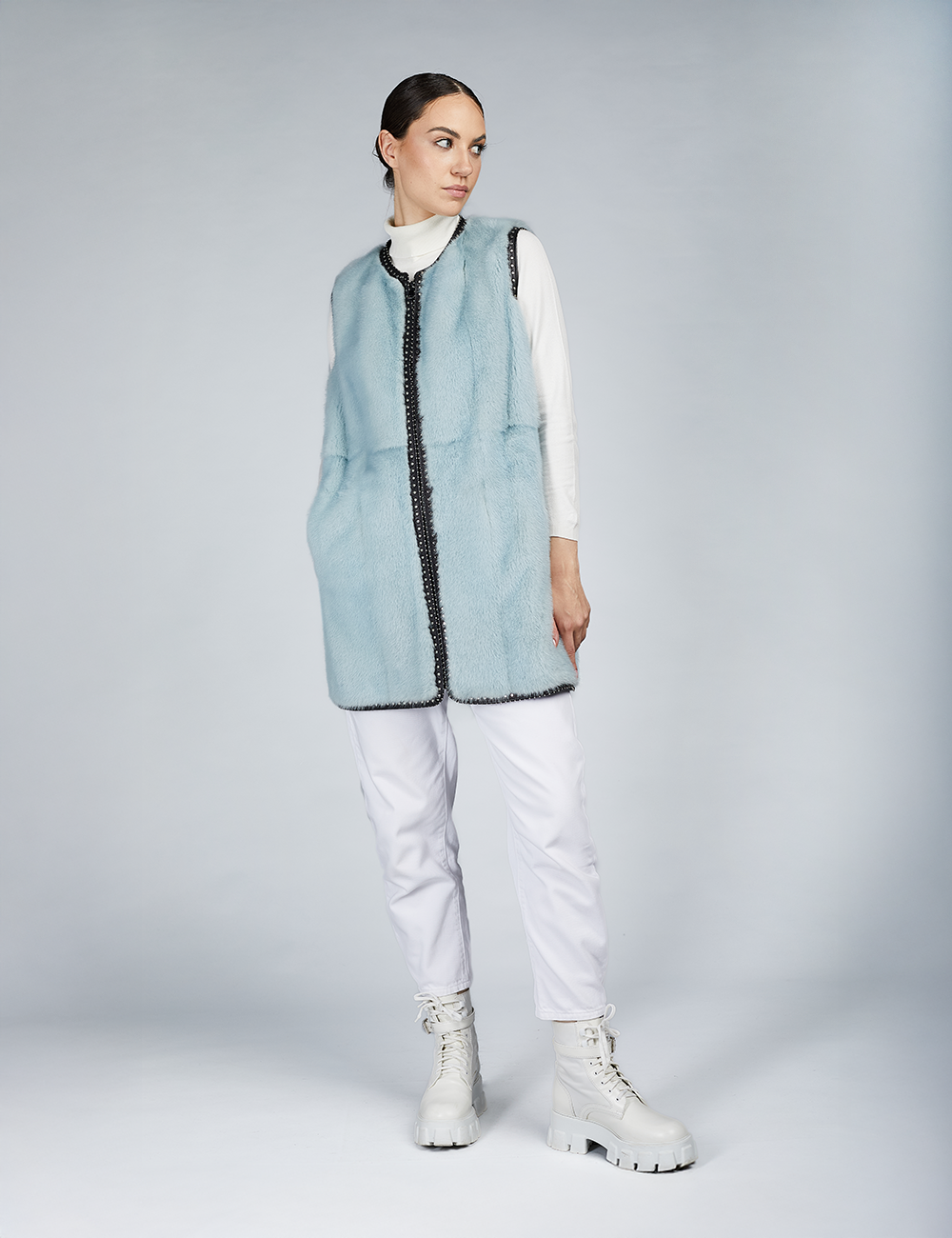 Gilet corto in visone senza collo con dettagli in pelle celeste 80cm