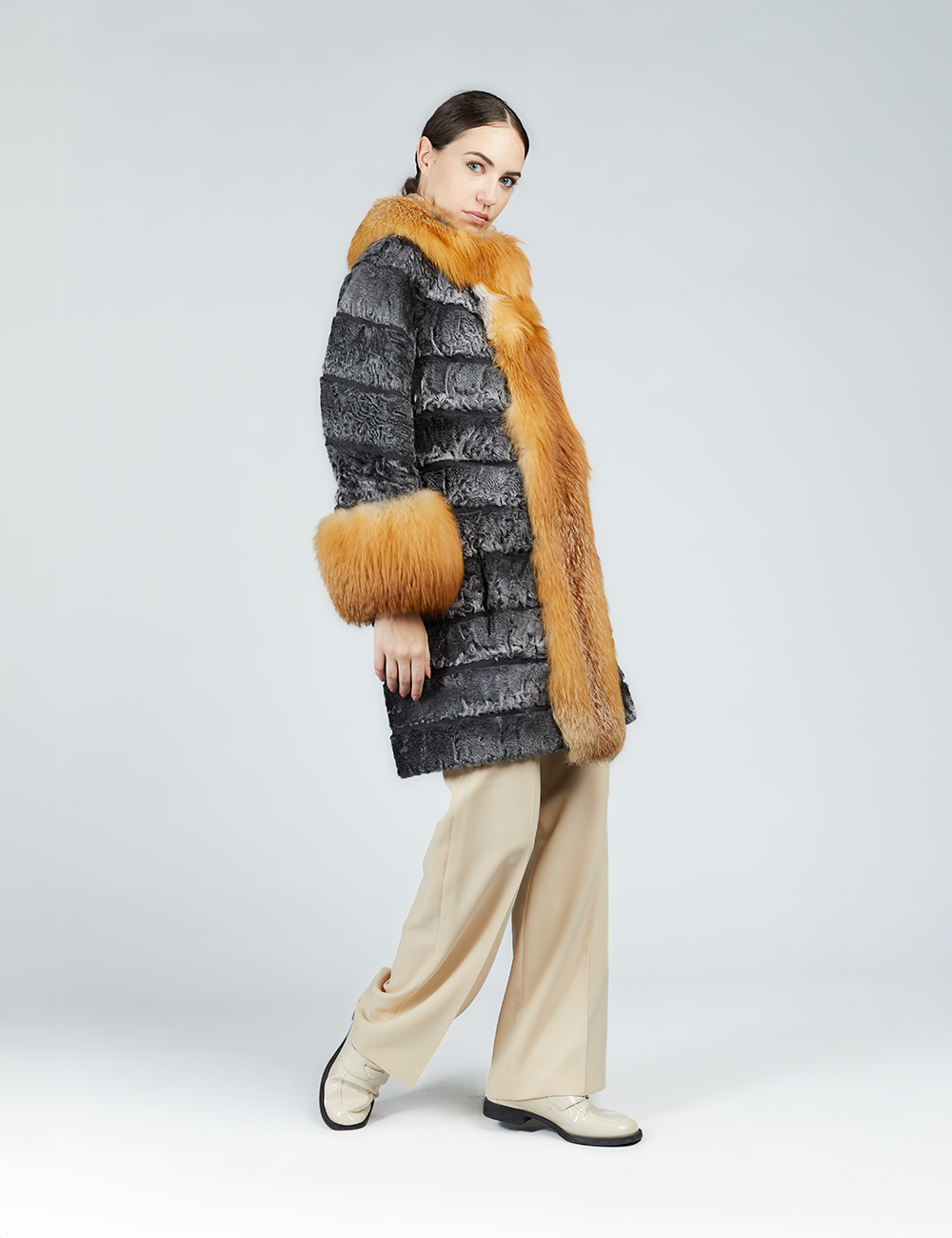 Cappotto in persiano e bordi in volpe grigio 85cm
