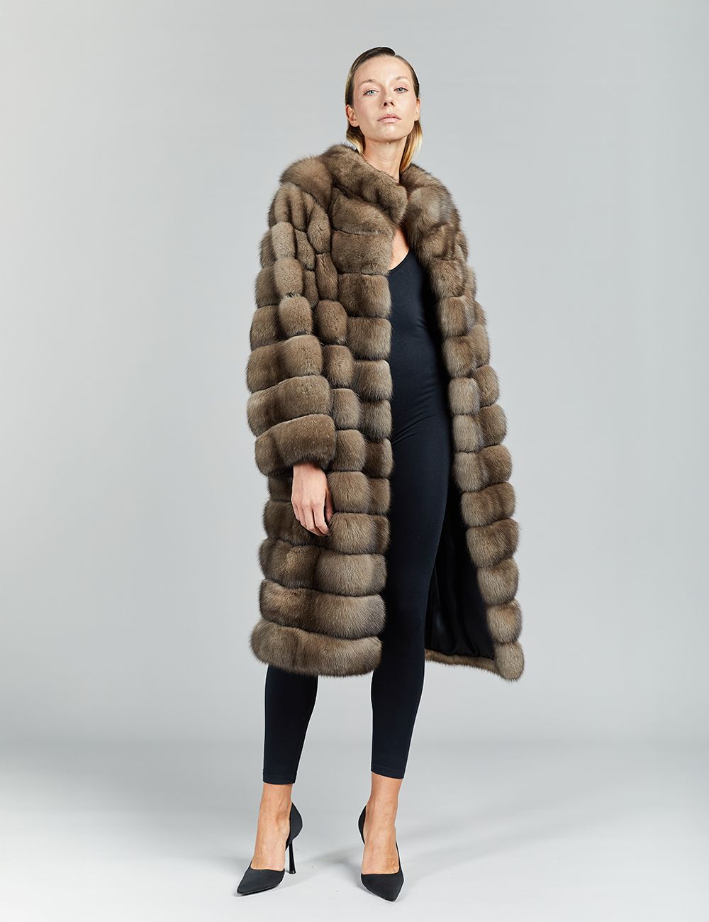 Cappotto lungo in zibellino, con collo alto, colore tortora, 105 cm