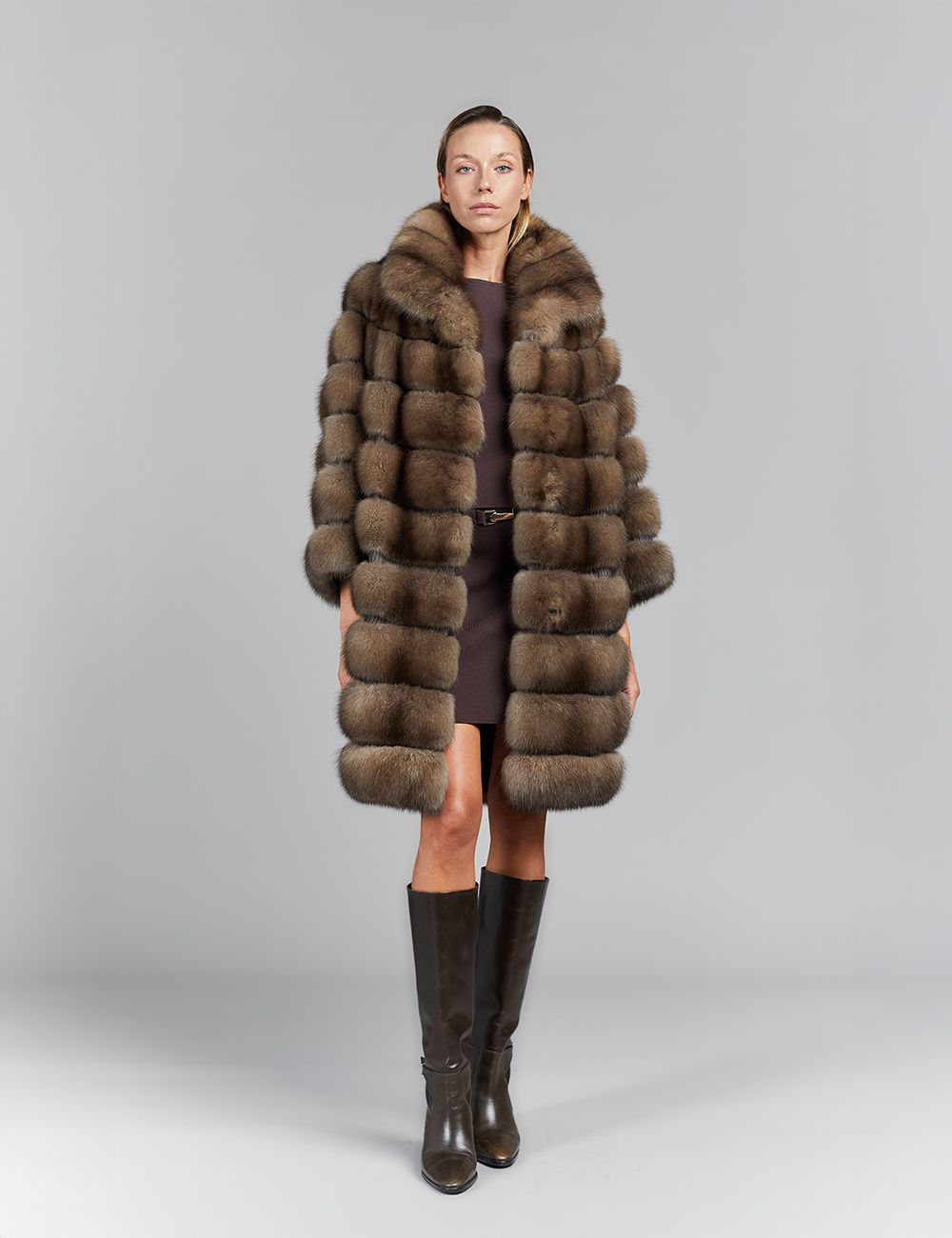 Cappotto lungo in zibellino, con collo alto, colore tortora, 95 cm