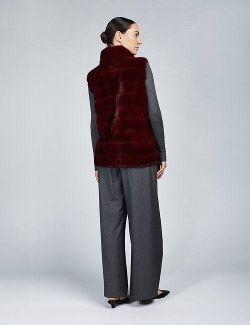 Veste en vison avec col haut rouge de 70 cm