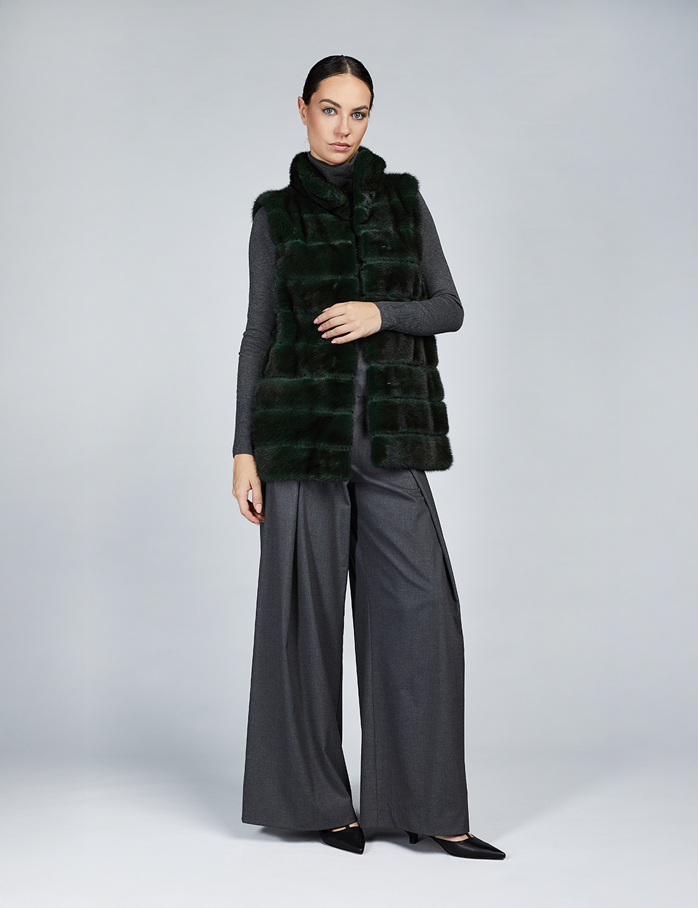 Gilet in visone con collo alto verde 70cm