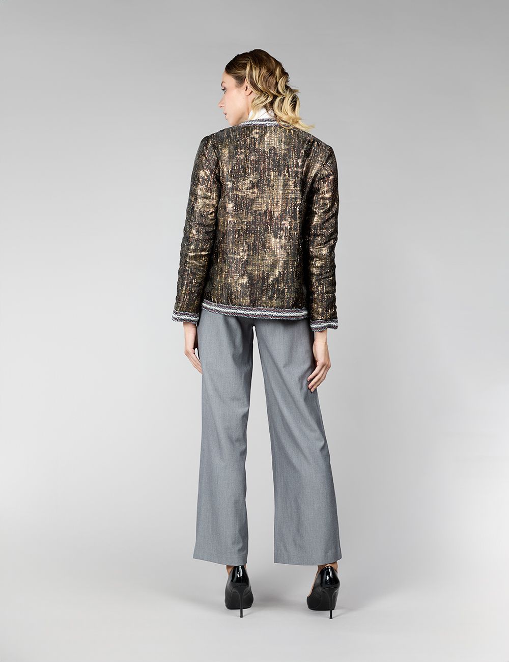 Veste réversible en vison, avec un motif géométrique, de couleur beige, mesurant 65 cm.