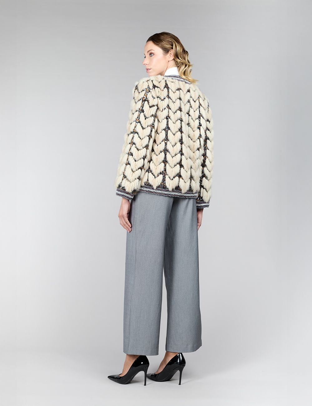Veste réversible en vison, avec un motif géométrique, de couleur beige, mesurant 65 cm.