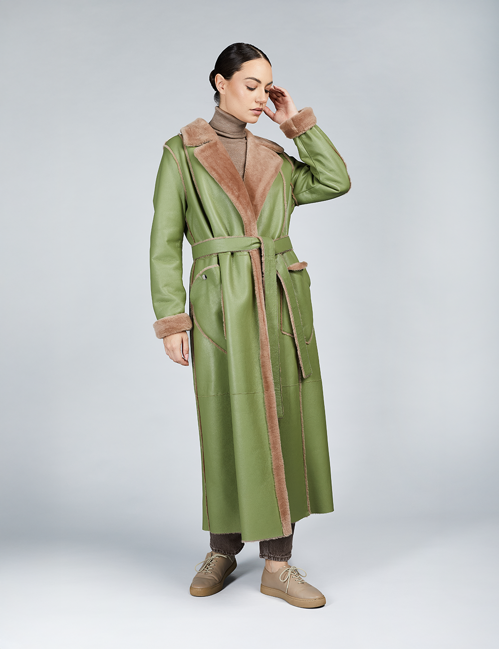 Cappotto lungo in montone con cintura e bottoni verde oliva 125cm