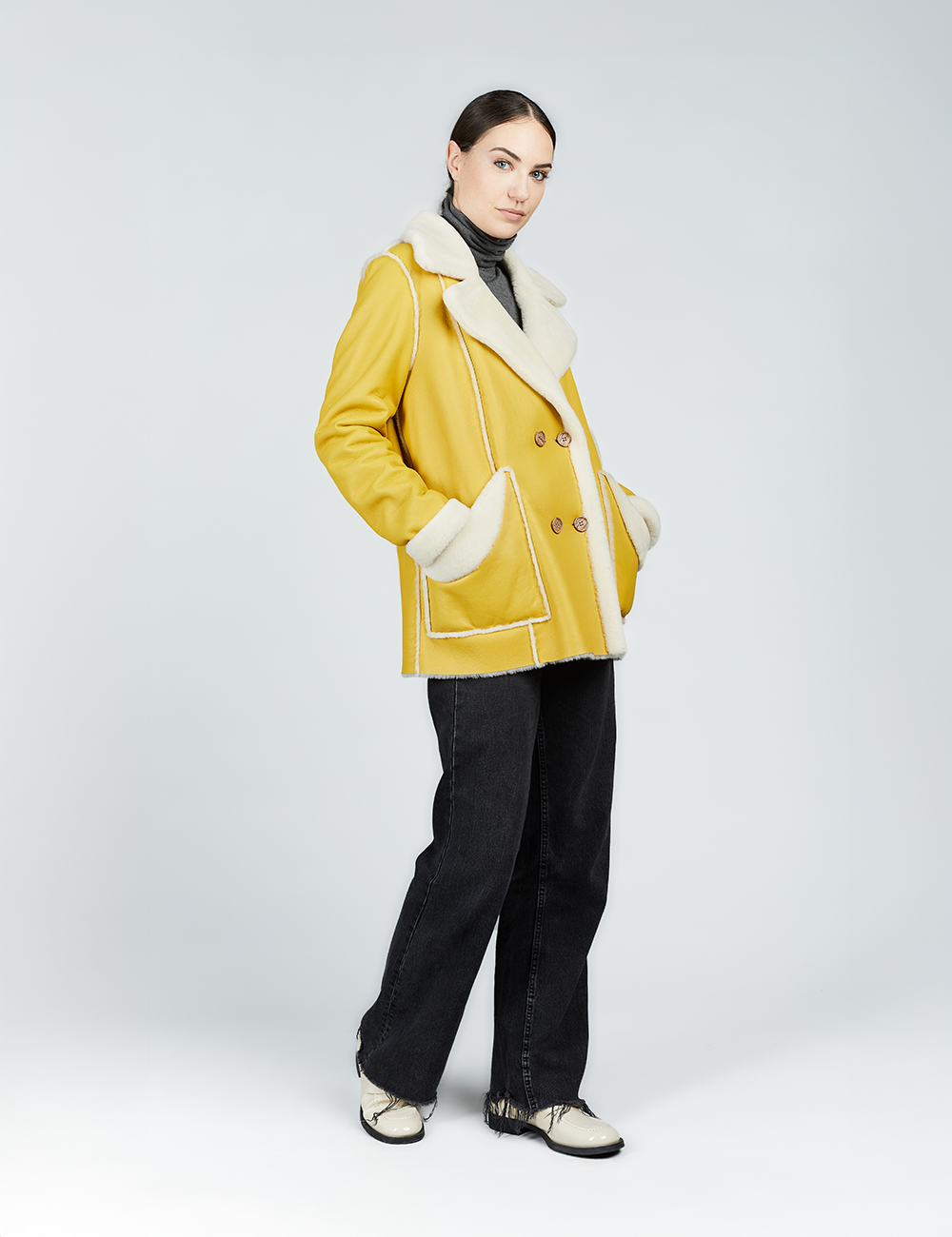 Cappotto corto in montone con bottoni e cintura in vita giallo 75cm