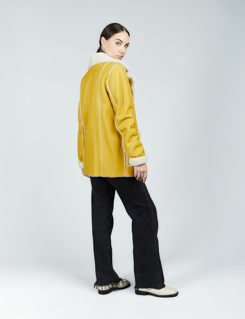 Cappotto corto in montone con bottoni e cintura in vita giallo 75cm