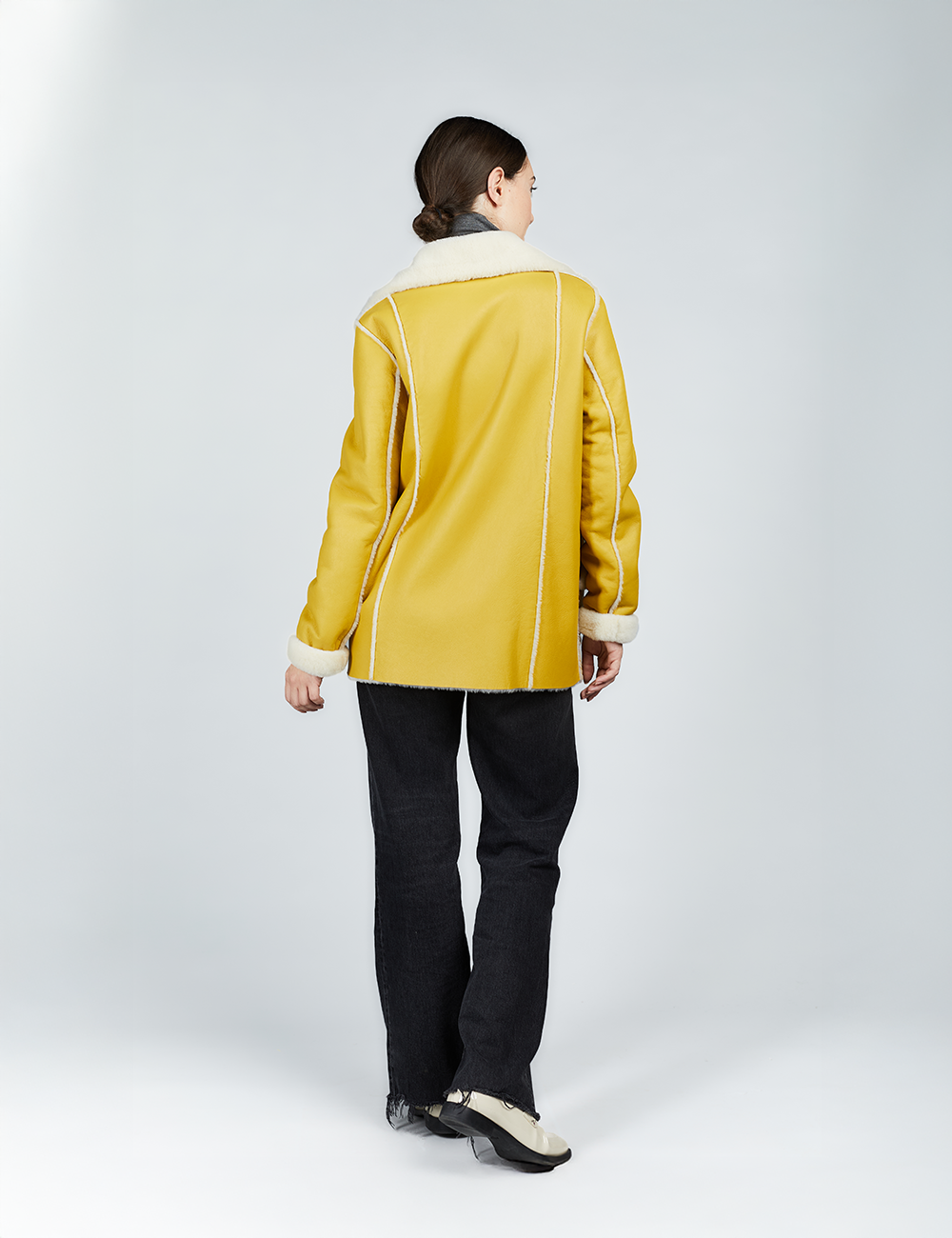 Cappotto corto in montone con bottoni e cintura in vita giallo 75cm