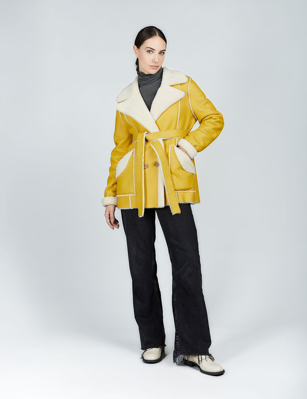 Cappotto corto in montone con bottoni e cintura in vita giallo 75cm