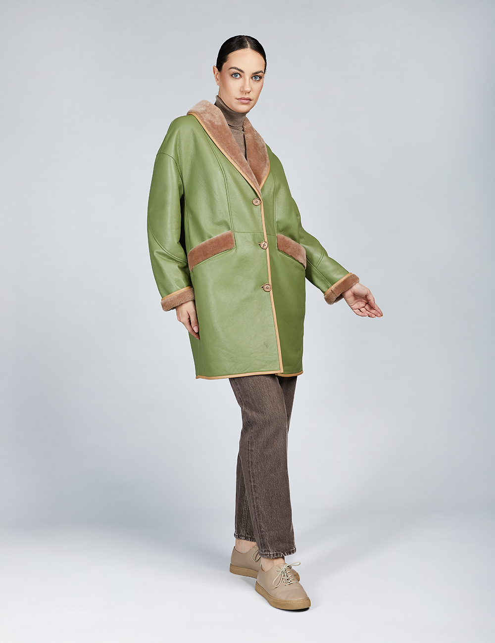 Cappotto corto in montone con bottoni verde oliva 85cm