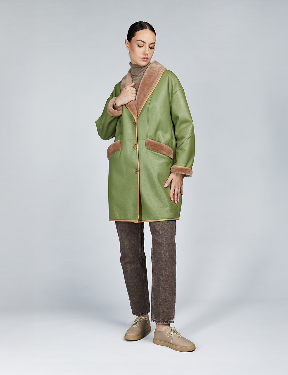 Cappotto corto in montone con bottoni verde oliva 85cm