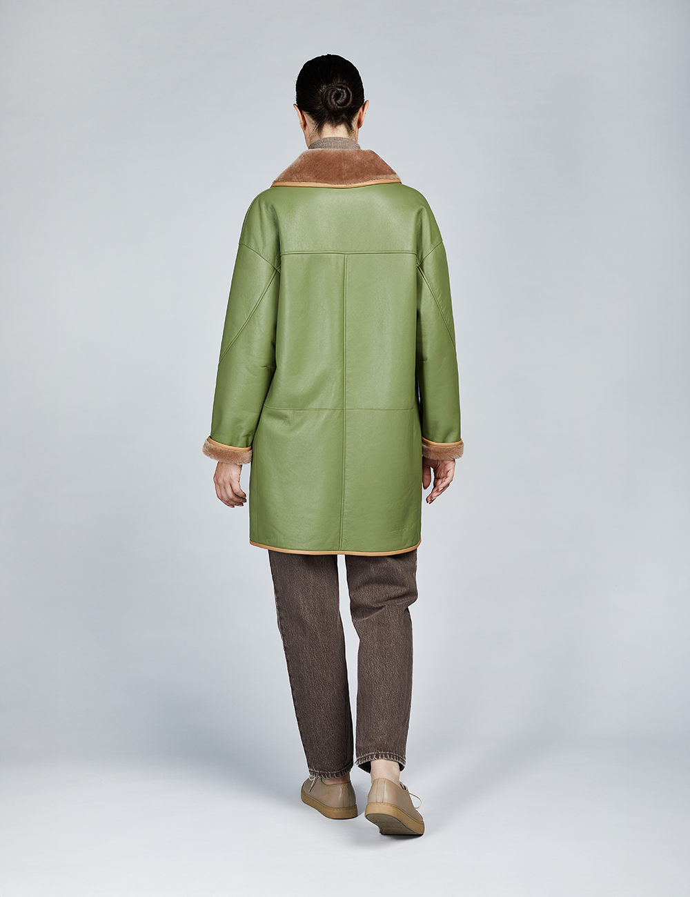 Cappotto corto in montone con bottoni verde oliva 85cm