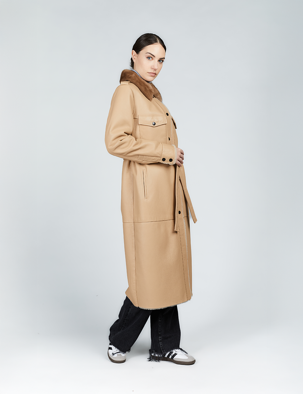 Cappotto in montone lungo con cintura e collo di visone beige 115cm