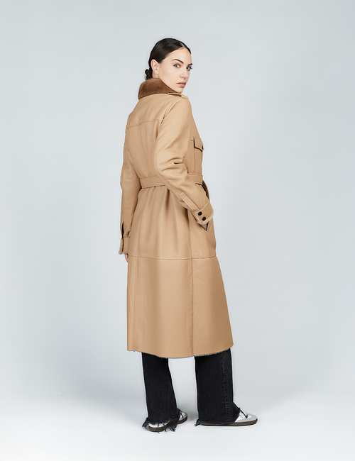 Manteau long en peau de mouton avec ceinture et col en vison beige de 115cm.