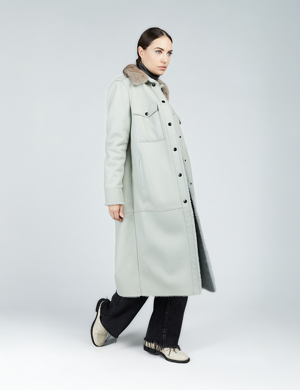 Cappotto in montone lungo con cintura e collo di visone azzurro 115cm