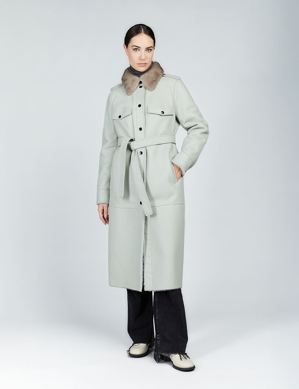 Cappotto in montone lungo con cintura e collo di visone azzurro 115cm
