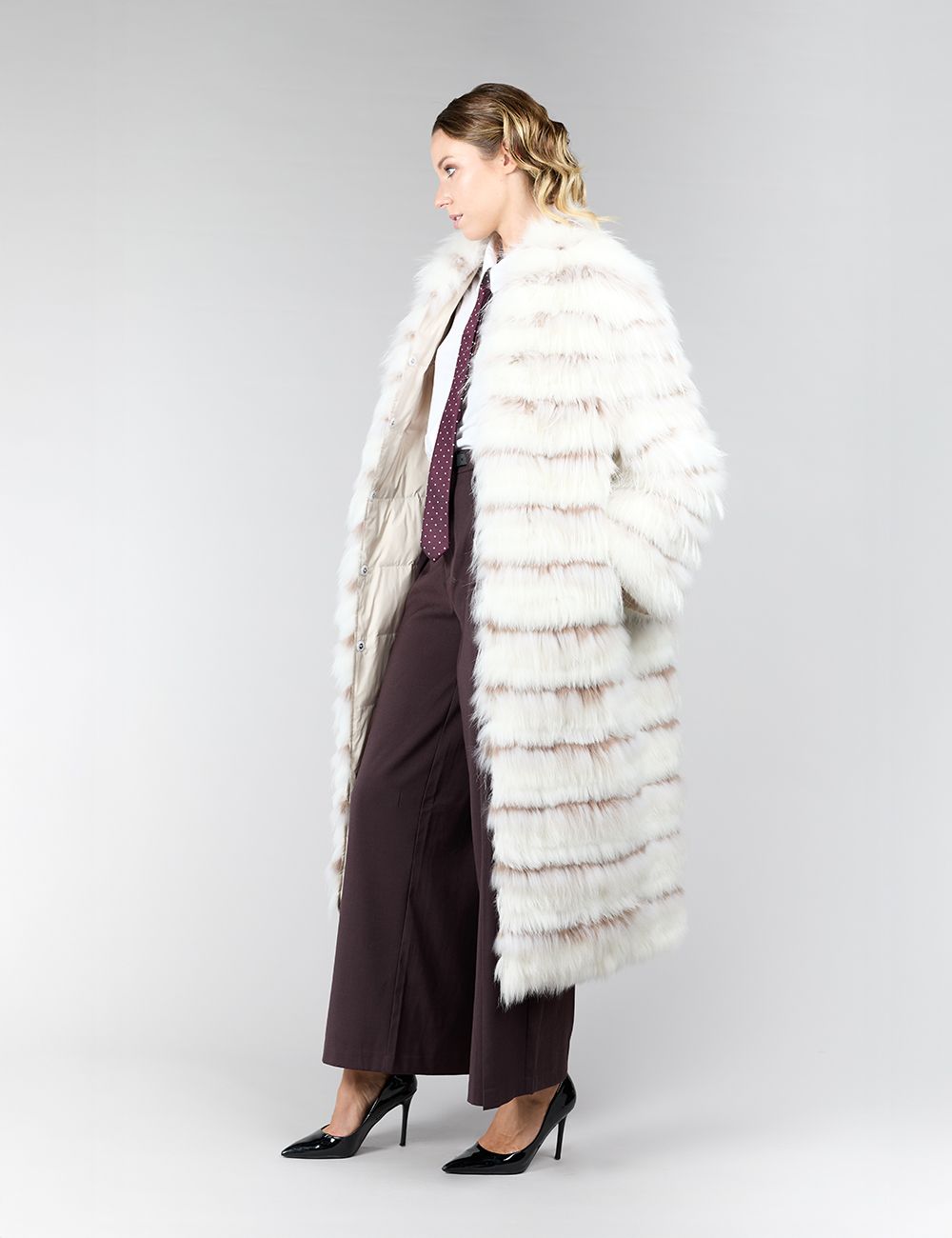Cappotto reversibile in volpe filettata e tessuto, colore bianco e tortora, 120 cm