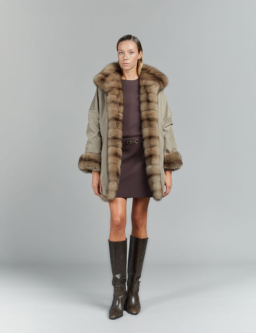 Пальто из зибелина с капюшоном, с оборотной стороной, цвета тортового, длиной 85 см.