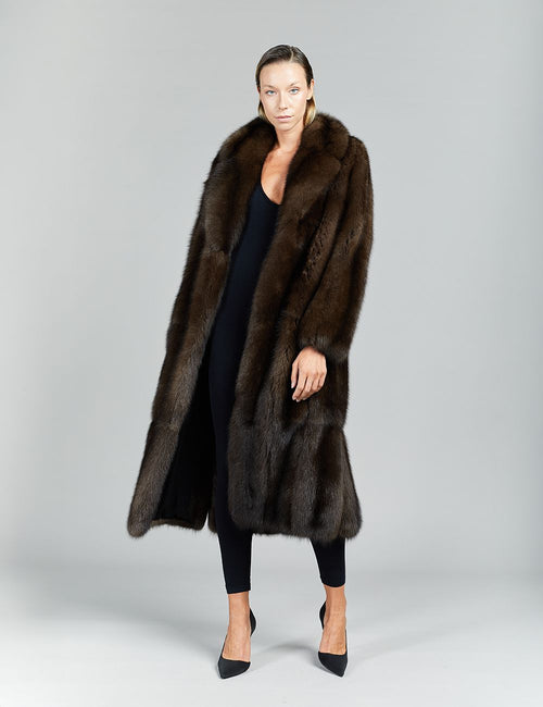 Cappotto lungo in zibellino, con collo inglese, a pelle intera, dark brown, 125 cm