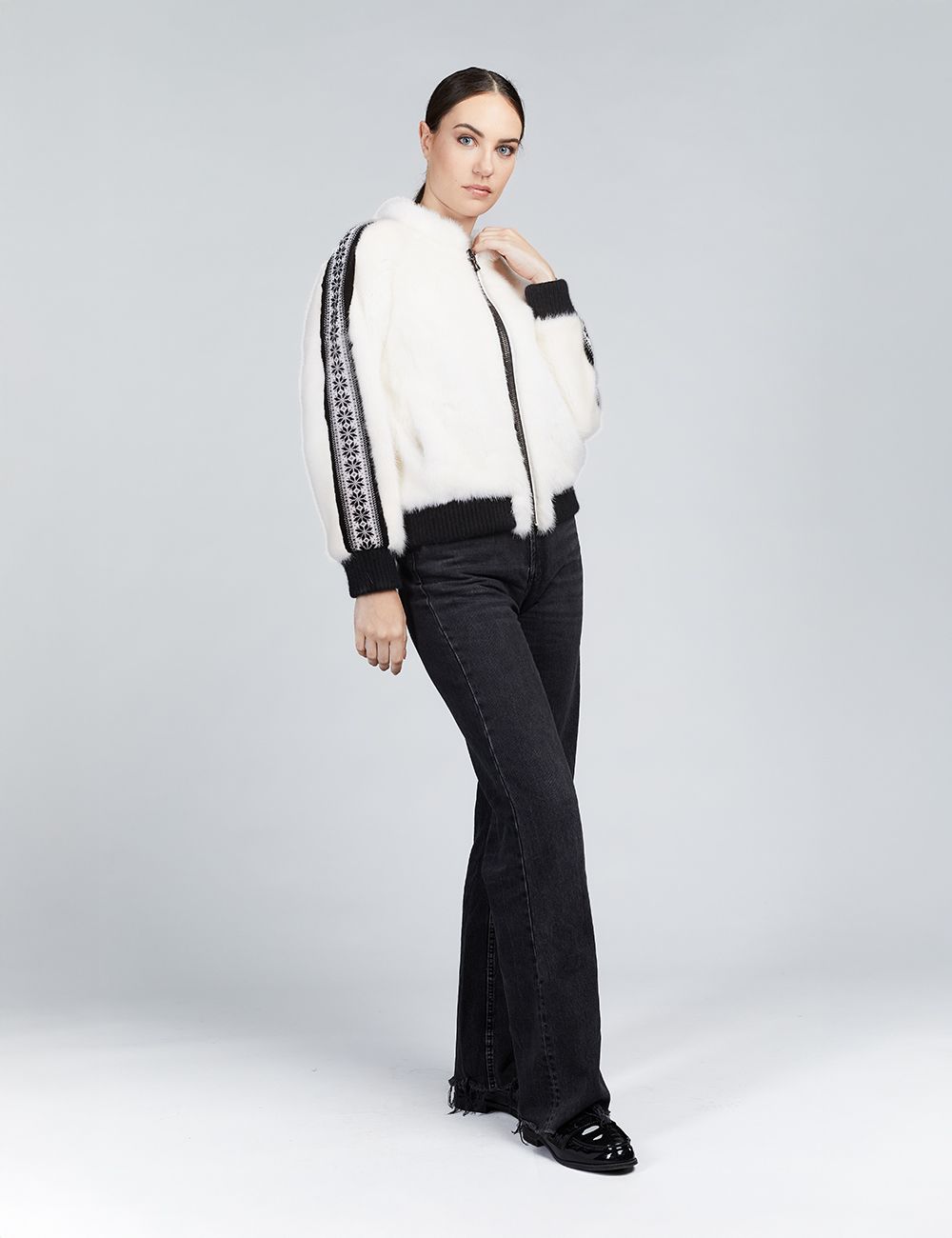 Bomber in visone con chiusura a zip e dettagli in lana bianco 55cm