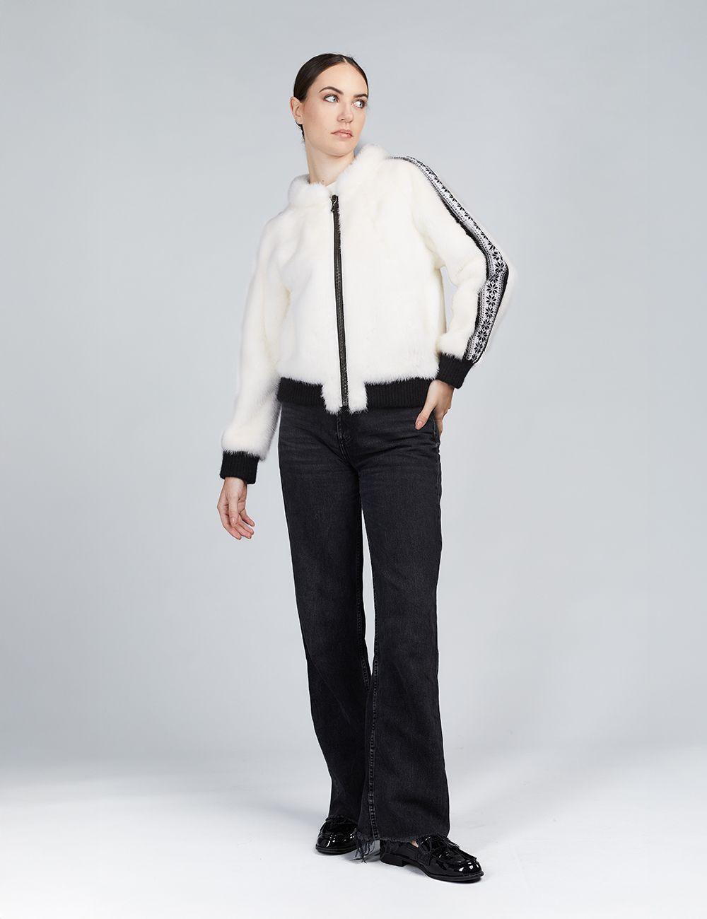 Bomber in visone con chiusura a zip e dettagli in lana bianco 55cm
