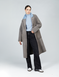 Manteau en peau de mouton réversible avec col anglais gris 110 cm