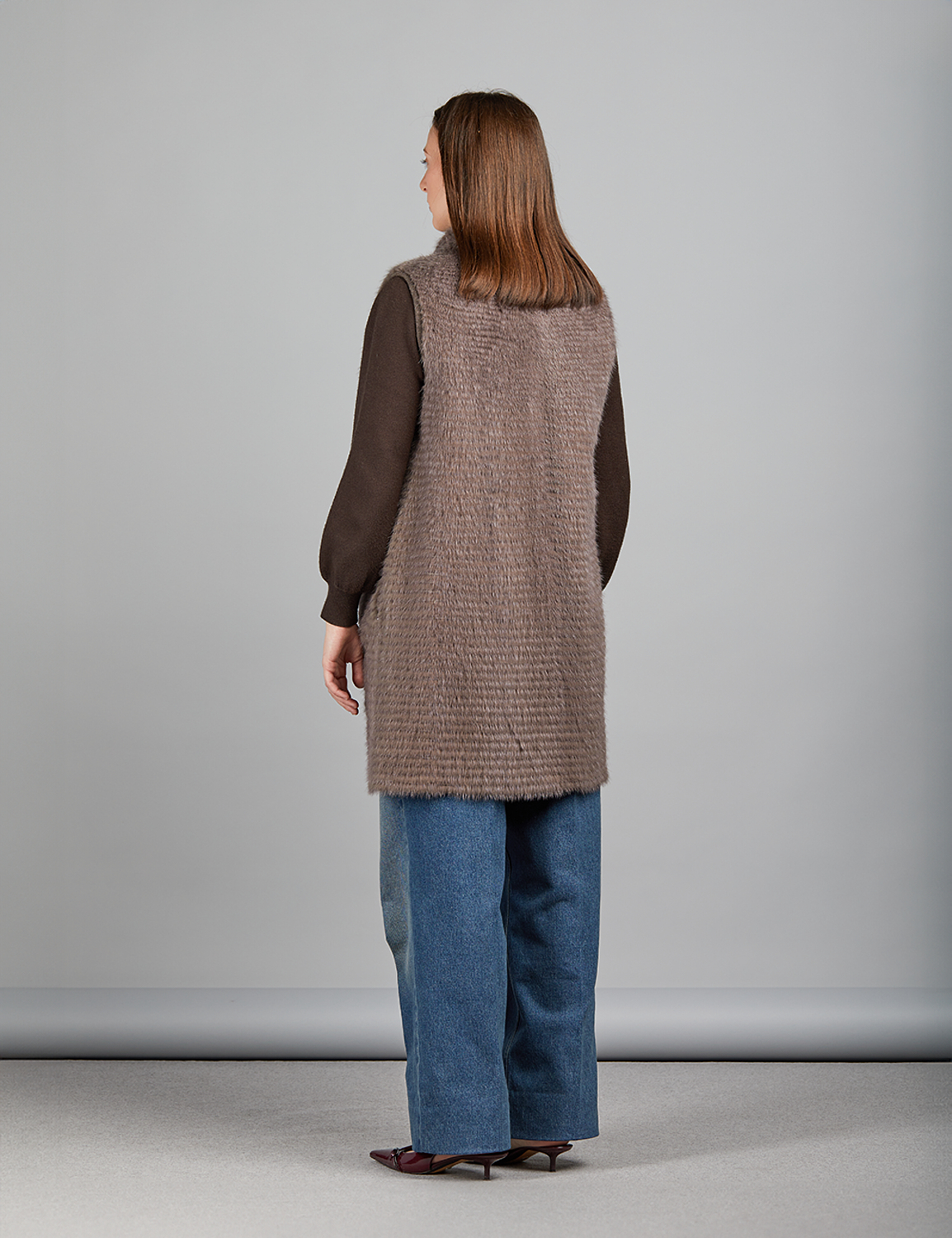 Gilet reversibile in visone e tessuto con chiusura a bottoni e tasche laterali, fango, 85 cm