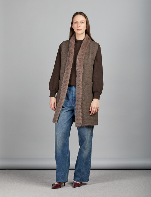 Gilet reversibile in visone e tessuto con chiusura a bottoni e tasche laterali, fango, 85 cm