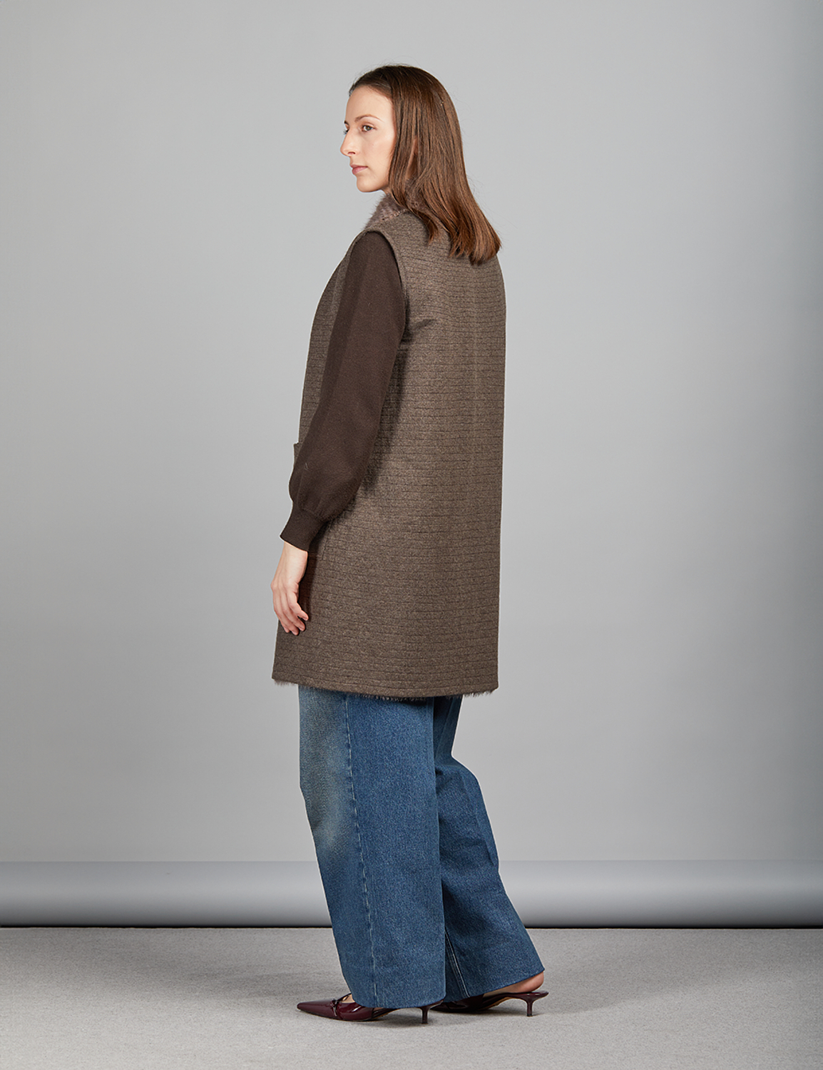 Gilet reversibile in visone e tessuto con chiusura a bottoni e tasche laterali, fango, 85 cm