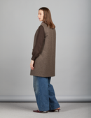 Gilet reversibile in visone e tessuto con chiusura a bottoni e tasche laterali, fango, 85 cm