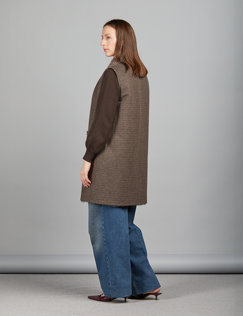 Gilet reversibile in visone e tessuto con chiusura a bottoni e tasche laterali, fango, 85 cm
