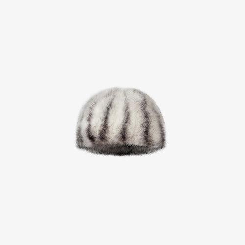Cappello in visone con intarsi e visiera