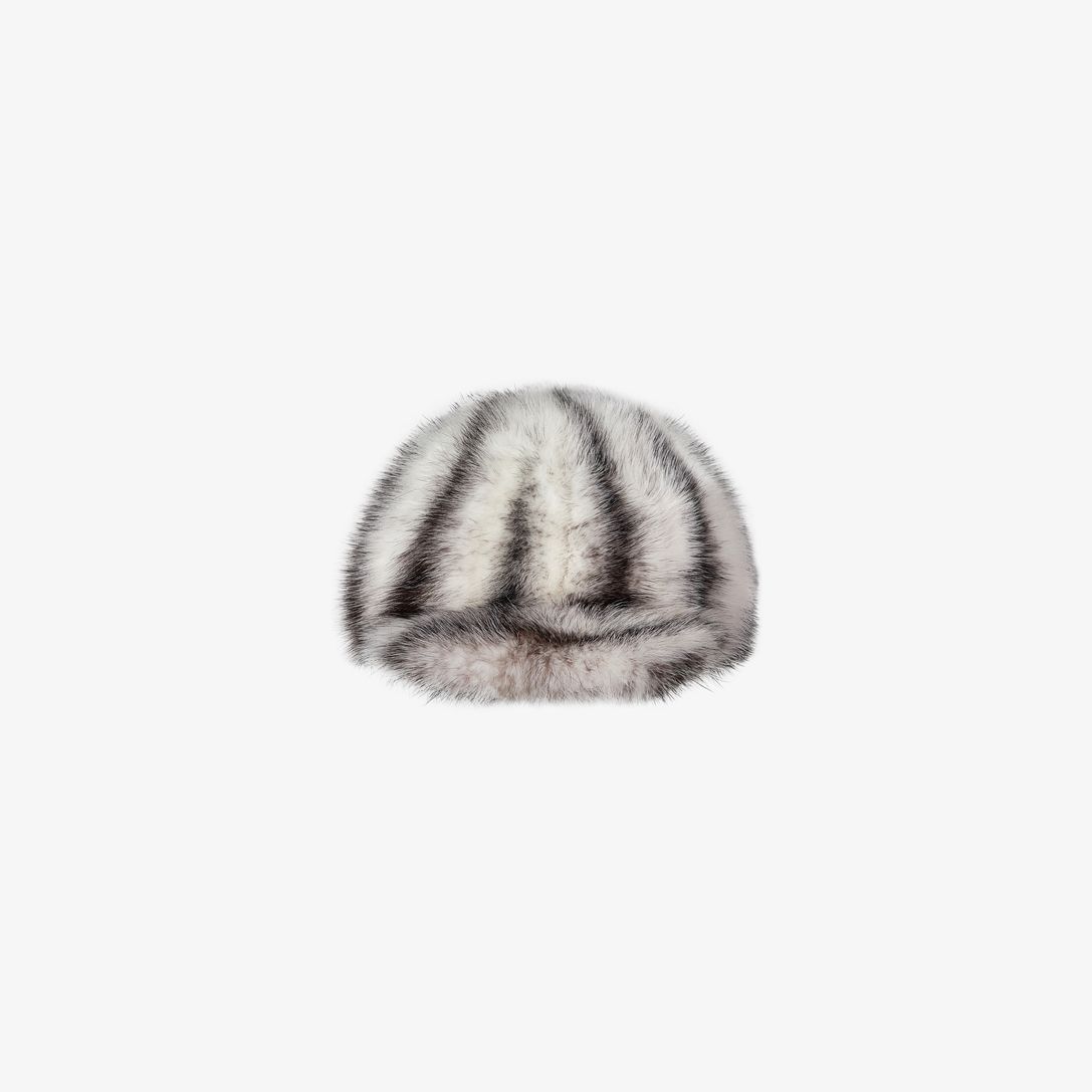 Cappello in visone con intarsi e visiera