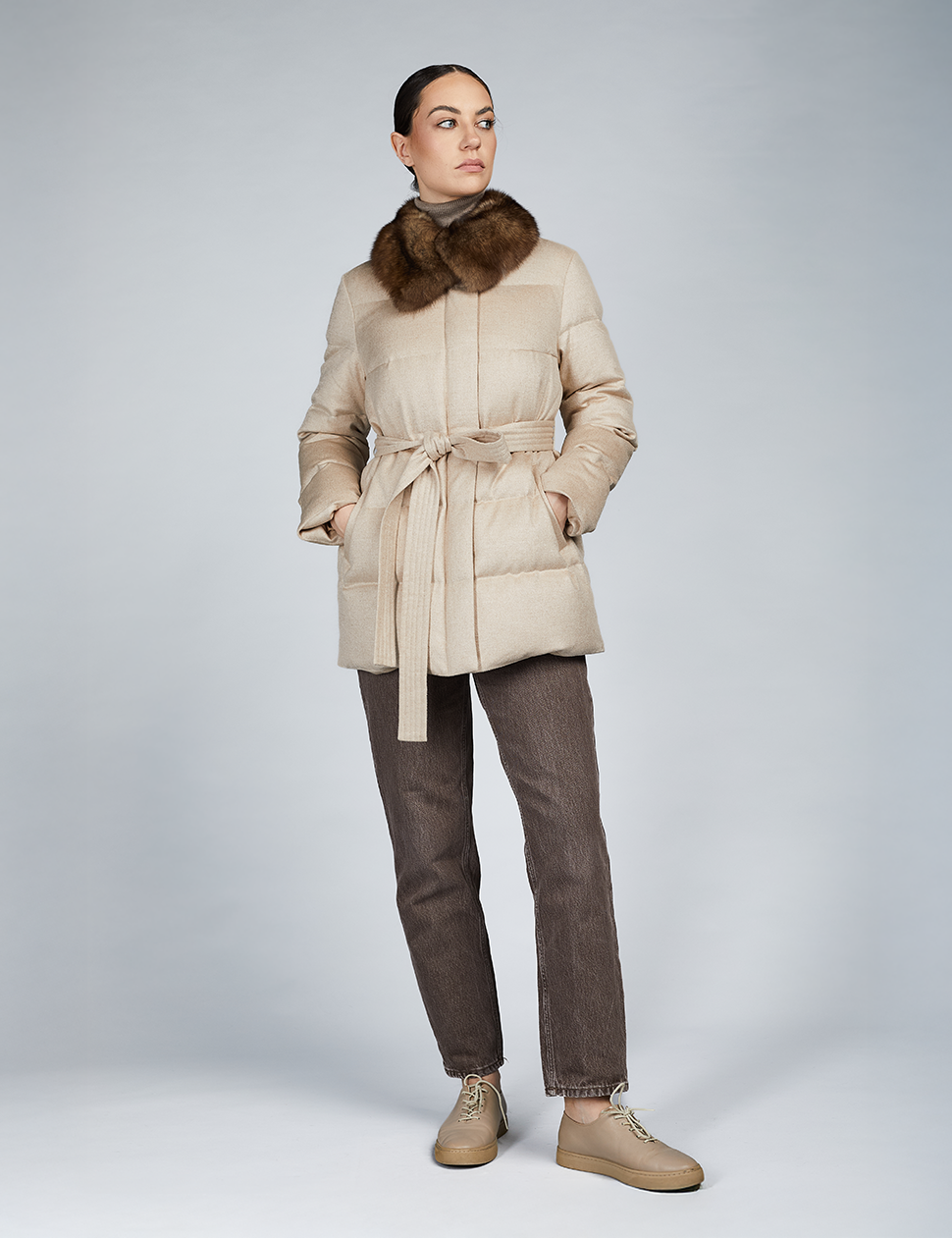 Piumino in cashmere con collo di zibellino e cintura beige 75cm