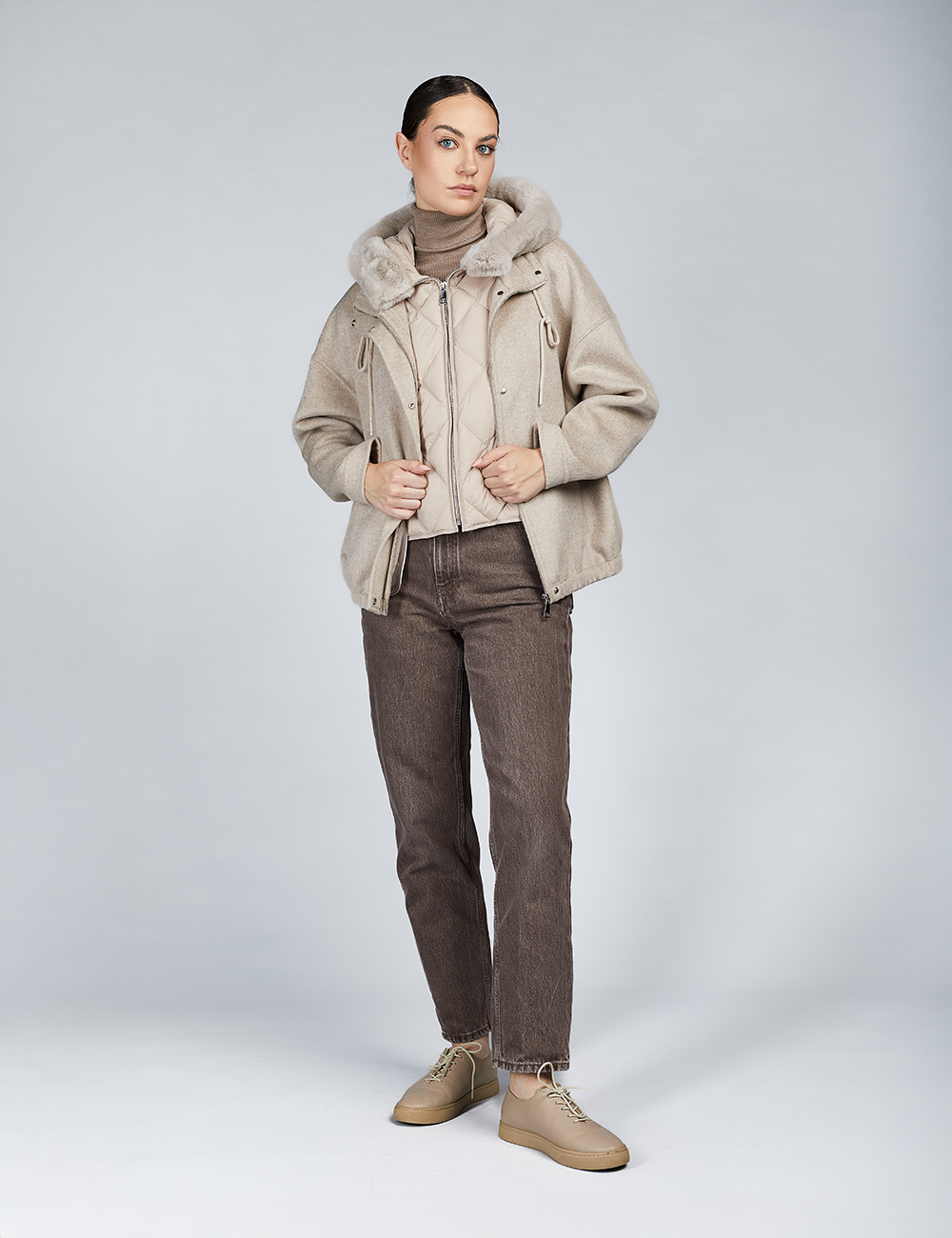 Manteau court en laine avec bordure en rex et patte beige de 60cm
