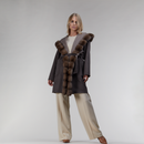Cappotto corto in cashmere reversibile con cappuccio e bordo in zibellino fango 90 cm