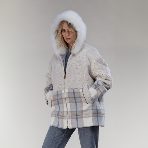 Giacca over in montone con cappuccio e fantasia panna 75cm
