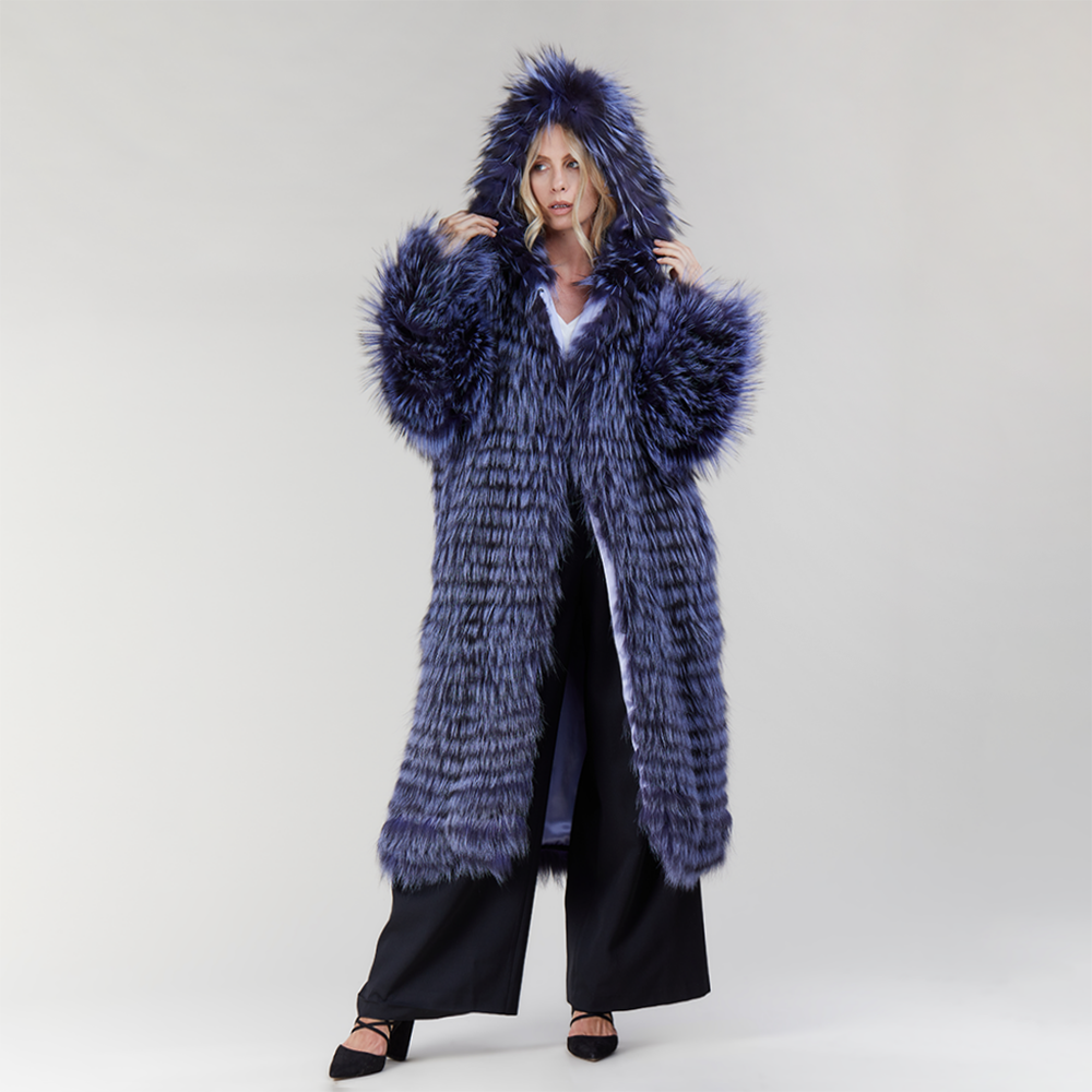 Cappotto lungo in volpe argentata filettata con cappuccio azzurro 110 cm